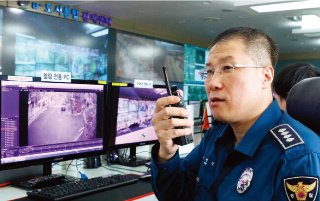 18년 전 오토바이로 용의자를 쫓다 큰 부상을 입고 10차례 수술을 했던 김형경 경사. 은평 u-도시통합관제센터에서 제2의 경찰인생을 살고 있다. [사진 제공·서울서부경찰서]