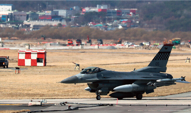 3월 20일 오전 F-16 전투기가 임무수행을 마친 후 경기 평택시 오산공군기지에 착륙하고 있다. [뉴스1]