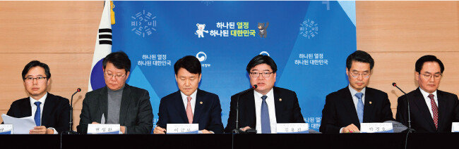 1월 29일 서울 세종로 정부서울청사 합동 브리핑실에서 김용진 기획재정부 제2차관(오른쪽에서 세 번째)이 ‘공공기관 채용비리 특별점검 후속조치 및 제도개선 방안’ 관계부처 합동 브리핑을 하고 있다. [동아DB]