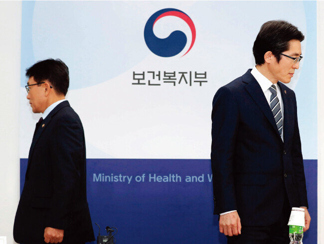 지난해 12월 14일 서울 서대문구 국민연금공단 서울북부지역본부에서 ‘문재인 케어’ 관련 협의를 위해 만난 권덕철 보건복지부 차관(왼쪽)과 이필수 대한의사협회 비상대책위원장. [동아일보]