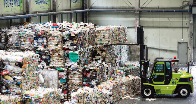 경기 용인시 재활용센터에서 직원이 압축 플라스틱을 정리하고 있다. [뉴스1]