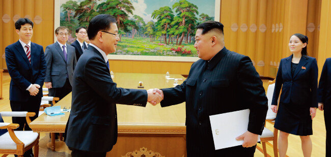 정의용 대북 수석특사(앞줄 왼쪽)가 3월 5일 오후 평양에서 김정은 국무위원회 위원장과 악수하고 있다. [뉴시스]