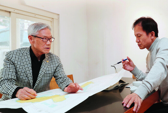 해도를 펴놓고 사고 해역 지형을 설명하는 조광현 씨. [사진 제공=박해윤 기자]