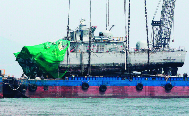 인양된 천안함이 바지선에 얹혀 있다. [사진 제공=동아일보]