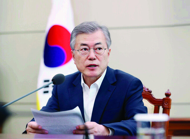 문재인 대통령이 4월 9일 청와대 여민관에서 열린 수석보좌관회의를 주재하고 있다. [사진 제공=뉴시스]