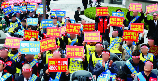 지난해 12월 열린 ‘문재인 케어 반대 및 한의사 의료기기 사용 반대 전국의사총궐기대회’ 참가자들 모습. [사진 제공=뉴시스]