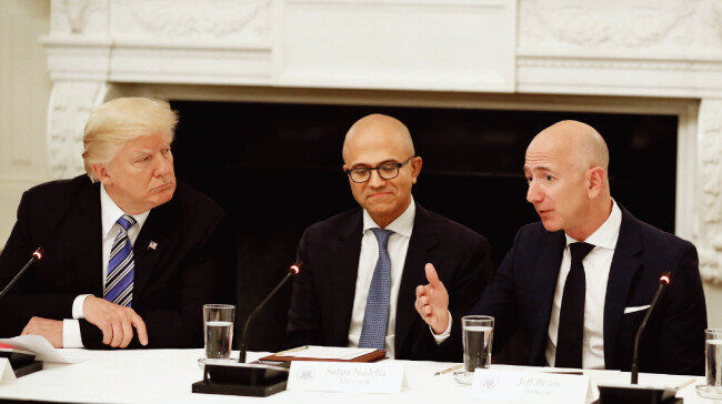 2017년 6월 미국 백악관에서 열린 미국기술위원회(ATC) 회의석상에서 제프 베이조스 아마존 최고경영자(오른쪽)의 말을 경청하는 도널드 트럼프 대통령(왼쪽). [뉴시스]