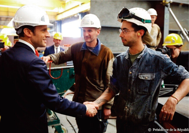 에마뉘엘 마크롱 프랑스 대통령(왼쪽)이 한 공장을 방문해 노동자와 악수하고 있다. [엘리제궁 온라인 사이트]