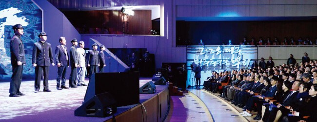 문재인 대통령과 2·28민주운동 관계자들이 대구콘서트하우스에서 열린 기념식에서 뮤지컬 공연을 관람하고 있다. [뉴시스]