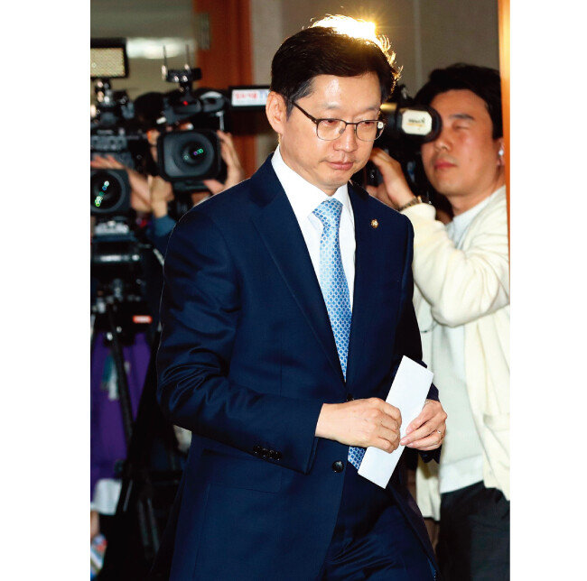 더불어민주당 김경수 의원이 4월 16일 기자회견을 하기 위해 국회 정론관으로 들어가고 있다. [동아DB]