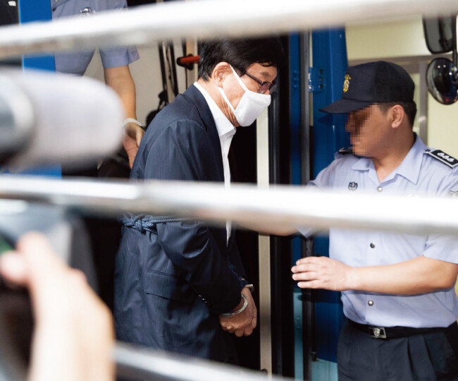 댓글 여론조작 등 불법 국내정치 공작을 진두지휘한 의혹을 받고 있는 원세훈 전 국가정보원장.