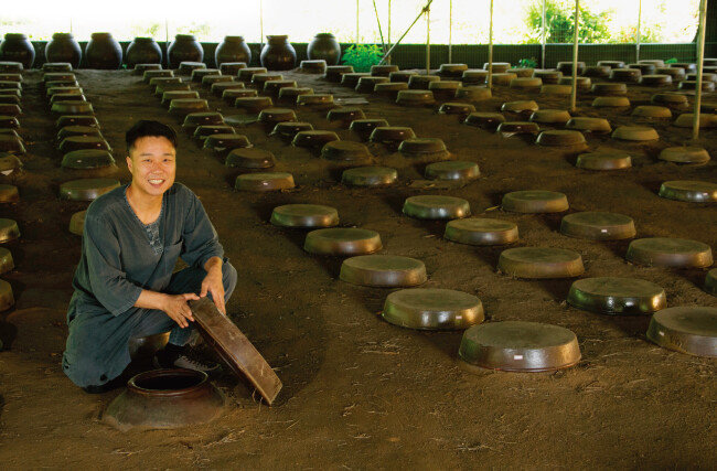 식초 발효 상태를 확인하는 한상준 한국전통식초협회 회장. [박해윤 기자]