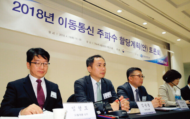 이동통신 주파수 할당계획(안) 토론회에 참석한 이동통신 3사 임원들. 왼쪽부터 임형도 SK텔레콤 상무, 김순용 KT상무, 강학주 LG유플러스 상무, 정지연 한국소비자연맹 사무총장. [뉴스1]