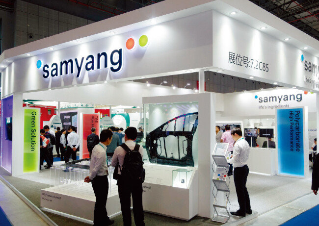 ‘차이나플라스 2018’에 참가한 삼양사 부스. 삼양사는 글로벌 차량용 부품시장 확대를 위해 자동차 경량화 존을 별도로 구성하고 자동차 내·외장재에 적용 가능한 고기능성 스페셜티 소재를 대거 선보였다. [사진 제공 · 삼양사]