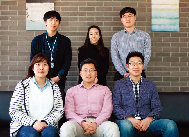 싸이토딕스 연구원들과 선우요섭 대표(앞줄 가운데), 김민석 대구경북과학기술원 교수(앞줄 오른쪽). [사진 제공 · ㈜싸이토딕스]