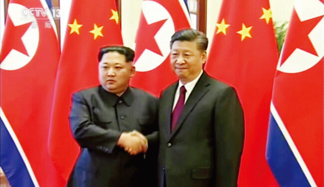 중국 베이징을 방문해 시진핑 중국 국가주석(오른쪽)을 만난 김정은 북한 국무위원회 위원장. [뉴시스]