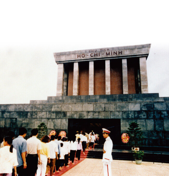 남북 베트남은 파리협정(정전협정)을 통해 열전을 끝냈으나 북부 베트남이 베트콩을 통한 봉기에 성공해 공산주의로 베트남을 통일했다. 사진은 베트남 하노이에 있는 호찌민 기념관. [동아DB]