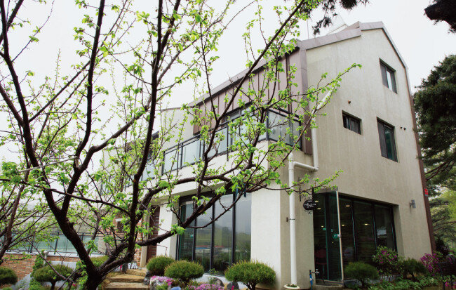 김태순 장원팜 대표는 2년 전 서울 생활을 접고 농장 내 전원주택으로 이사했다. 1층은 카페로 활용 중이다. [조영철 기자]