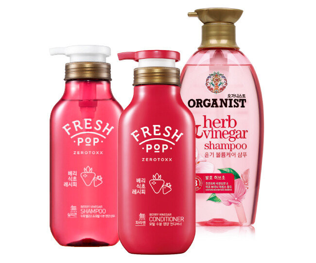아모레퍼시픽 ‘프레시팝 모이스처 레시피’ 샴푸·린스 세트와 LG생활건강 ‘오가니스트 내추럴 발효허브초 샴푸’(왼쪽부터). 