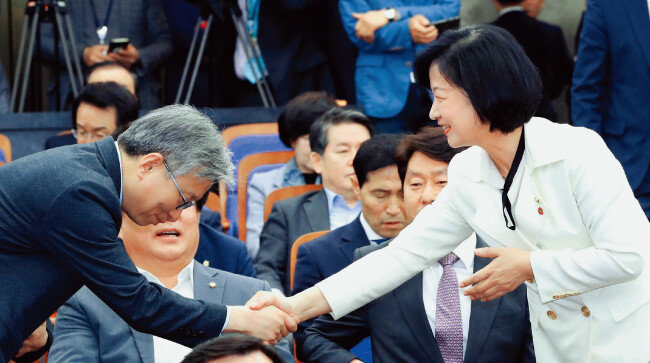 4월 25일 더불어민주당 의원총회에 참석한 추미애 대표가 한 의원과 인사를 하고 있다. [동아DB]