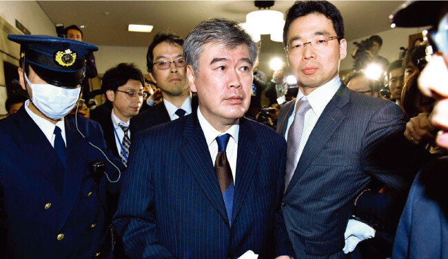 여기자 성희롱 발언으로 물의를 빚어 사임한 후쿠다 준이치 전 일본 재무성 사무차관(가운데). [동아DB]