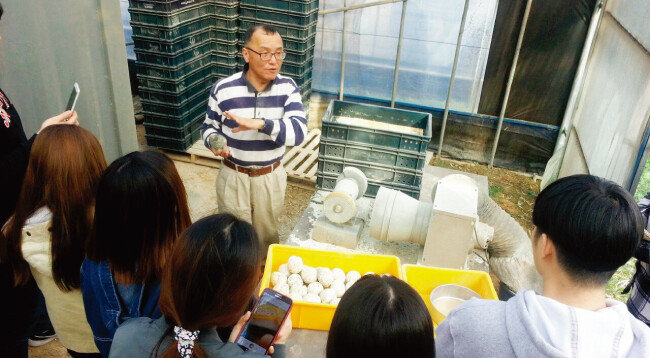 정재춘 대표가 혜전대 제빵학과 학생들에게 이화곡을 설명하는 모습. [사진 제공·인양양초장]