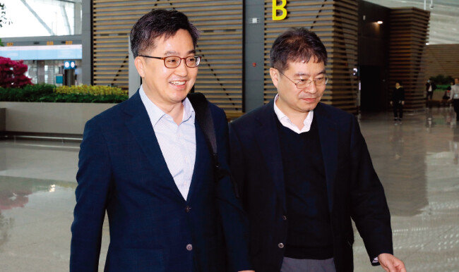 GTR 항공권은 일반 항공권보다 2~3배 비싸 세금 낭비라는 지적이 나오고 있다. 사진은 김동연 경제부총리(왼쪽)가 4월 19일 G20 재무장관회의 및 국제통화금융위원회(IMFC) 회의에 참석하고자 미국 워싱턴으로 출국하는 모습. [뉴시스]