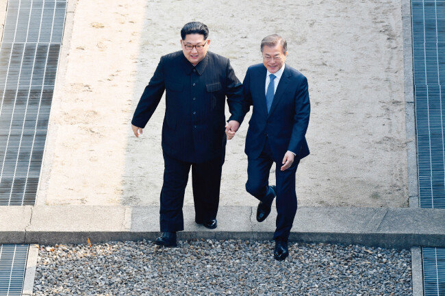 4월 27일 남북정상회담에서 문재인 대통령과 김정은 북한 국무위원회 위원장이 손을 잡고 판문점 군사분계선을 넘고 있다. 남북정상회담과 북·미 정상회담에 국민적 관심이 쏠리면서 6·13 전국동시지방선거에 대한 관심이 상대적으로 크게 떨어졌다. [사진공동취재단]