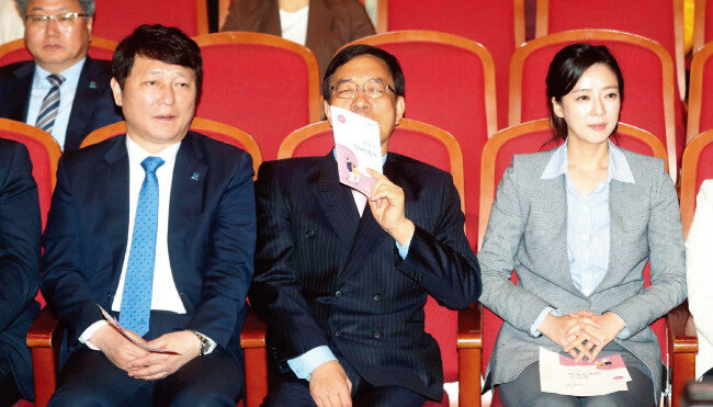 더불어민주당 최재성 송파을 국회의원 재·보궐선거 후보(왼쪽)와 자유한국당 배현진 후보(오른쪽)가 4월 19일 서울 송파구 송파구민회관에서 열린 ‘2018 장애인 축제’에 참석했다. [동아DB]