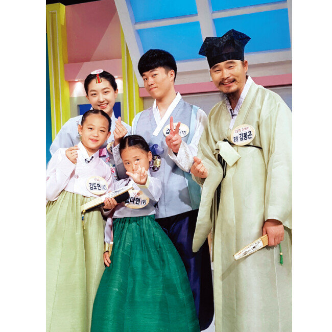 김봉곤 훈장과 ‘국악 4남매’ 자한, 경민,도현, 다현. [사진 제공·김봉곤]