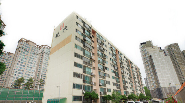 1987년 1개 동 총 80가구로 준공된 서울 서초구 반포현대 아파트는 5월 15일 조합원당 1억3569만 원의 재건축초과이익환수제 부담금 예상액을 통보받았다. [지호영 기자]