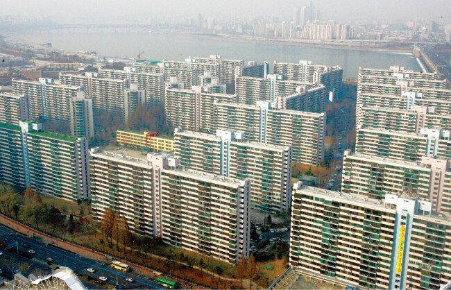 반포현대아파트 재초환 부담금 통보 이후 강남권 재건축 아파트들이 일제히 위축되는 분위기다. 사진은 송파구 잠실주공 5단지 전경. [동아DB]