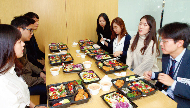 한화손해보험 주니어 사원들이 취업준비생들과 함께 도시락을 먹으며 취업 노하우를 전수하고 있다. [뉴시스]