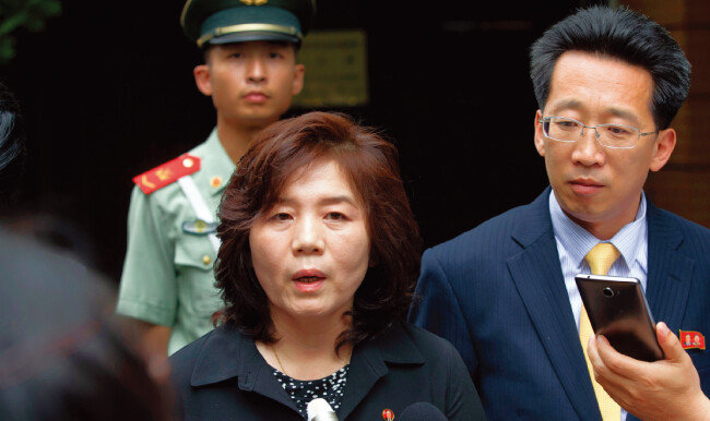 최선희 북한 외무성 부상(가운데)이 5월 24일 담화를 통해 “미국이 계속 무도하게 나온다면 북 · 미 정상회담을 재고하라는 뜻을 최고 지도부에 전달하겠다”고 말했다. [뉴시스]
