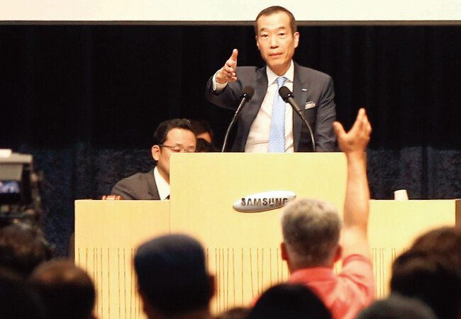 2015년 7월 17일 서울 서초구 강남대로 aT센터에서 열린 삼성물산 임시주주총회에서 최치훈 당시 사장이 한 주주를 지목하며 발언권을 주고 있다. [동아DB]