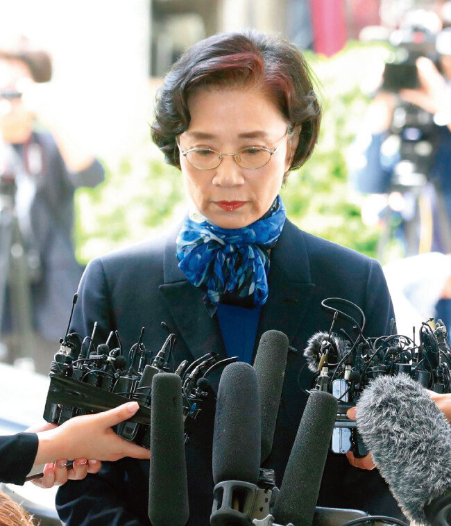 이명희 일우재단 이사장이 5월 28일 서울 종로구 서울지방경찰청 광역수사대에 피의자 신분으로 출석하고 있다. [뉴시스]