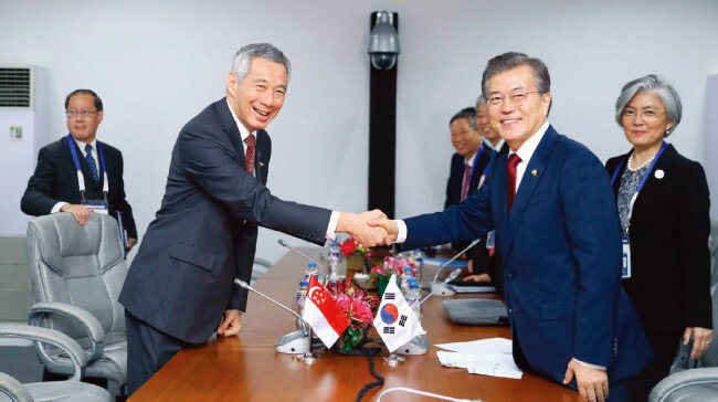 2017년 11월 14일 필리핀 마닐라 필리핀국제컨벤션센터(PICC)에서 만난 리셴룽 싱가포르 총리(앞줄 왼쪽)와 문재인 대통령. [동아DB]