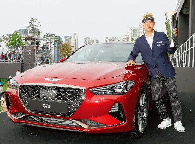 5월 27일 ‘2018 제네시스 챔피언십’ 우승자 이태희가 트로피를 들어 보이고 있다. [사진 제공 · 제네시스]