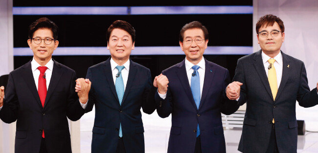 6·13 지방선거 서울특별시장 후보에 출마한 김문수(자유한국당), 안철수(바른미래당), 박원순(더불어민주당), 김종민(정의당) 후보가 5월 30일 오후 서울 여의도 KBS에서 열린 ‘2018 지방선거 서울특별시장 후보 초청 토론회’에서 기념촬영을 하고 있다. [국회사진취재단]