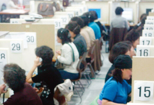 자동응답 방식에 비해 전화면접 방식 여론조사는 응답률이 높다.[동아DB] 