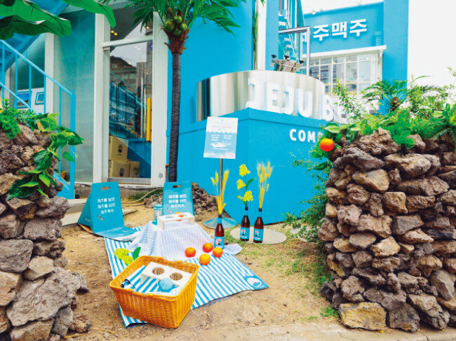 제주맥주 팝업스토어에서는 맥주 구매 시 무료로 피크닉세트를 빌려준다.