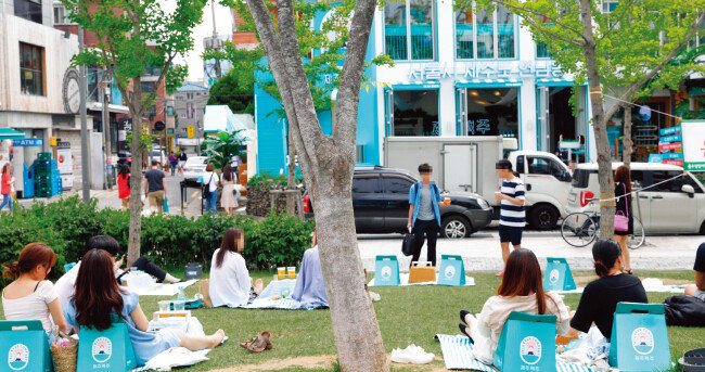 서울 마포구 연남동 경의선 숲길 공원에서 제주맥주의 ‘비어 피크닉세트’를 빌려 시간을 보내는 사람들.