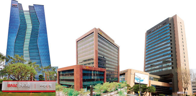 금융계에서는 “반년 넘게 이어진 채용비리 수사에 은행권이 쑥대밭이 됐다”며 볼멘소리가 터져 나오고 있다. [동아DB, 뉴스1]