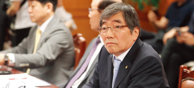금융감독원장의 잇따른 낙마와 채용비리 사건으로 금융감독원의 권위가 추락했다는 여론이 강하게 일고 있다. 사진은 윤석헌 금융감독원장. [뉴시스]