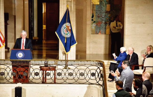 2월 1일(현지시각) 미국 워싱턴 연방준비제도이사회 본관에서 열린 재닛 옐런 의장 송별 행사에서 제롬 파월 신임 의장(왼쪽)이 옐런 의장의 스타일을 따라 옷깃을 세운 채 연설하고 있다. [사진 제공 · 미국 연방준비제도]