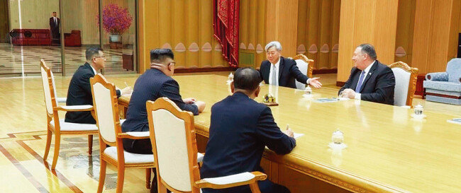 5월 9일 마이크 폼페이오 미국 국무장관 내정자와 함께 방북해 김정은 국무위원장을 만난 앤드루 김 미국 중앙정보국(CIA) 코리아임무센터장(오른쪽에서 두 번째). [동아DB]