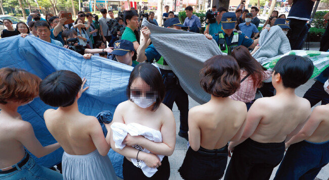 6월 2일 ‘불꽃페미액션’ 회원들이 서울 역삼동 페이스북코리아 사옥 앞에서 상의 탈의 시위를 벌이고 있다. [뉴스1 = ‘불꽃페미액션’ 페이스북]