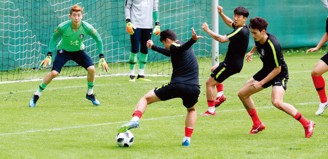 오스트리아 레오강에서 훈련하는 대한민국 축구 국가대표팀. [동아DB]