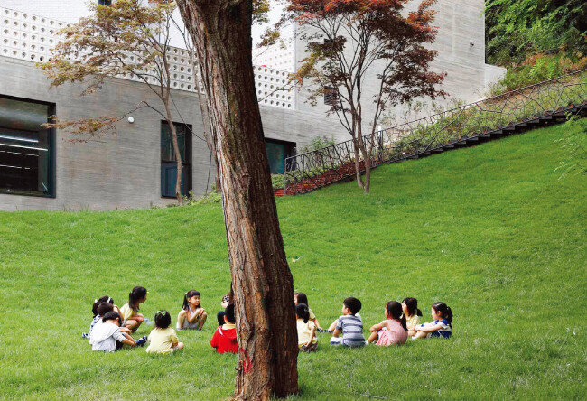 유치원 앞 경사진 잔디밭. 겨울엔 눈썰매장으로 변신 가능하다고. 아이뜰은 ‘아이들이 노는 뜰’이란 뜻이다.  