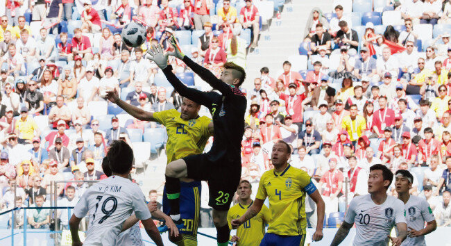 대한민국 축구대표팀 골키퍼 조현우가 스웨덴 선수의 슈팅을 막는 모습. [동아DB]